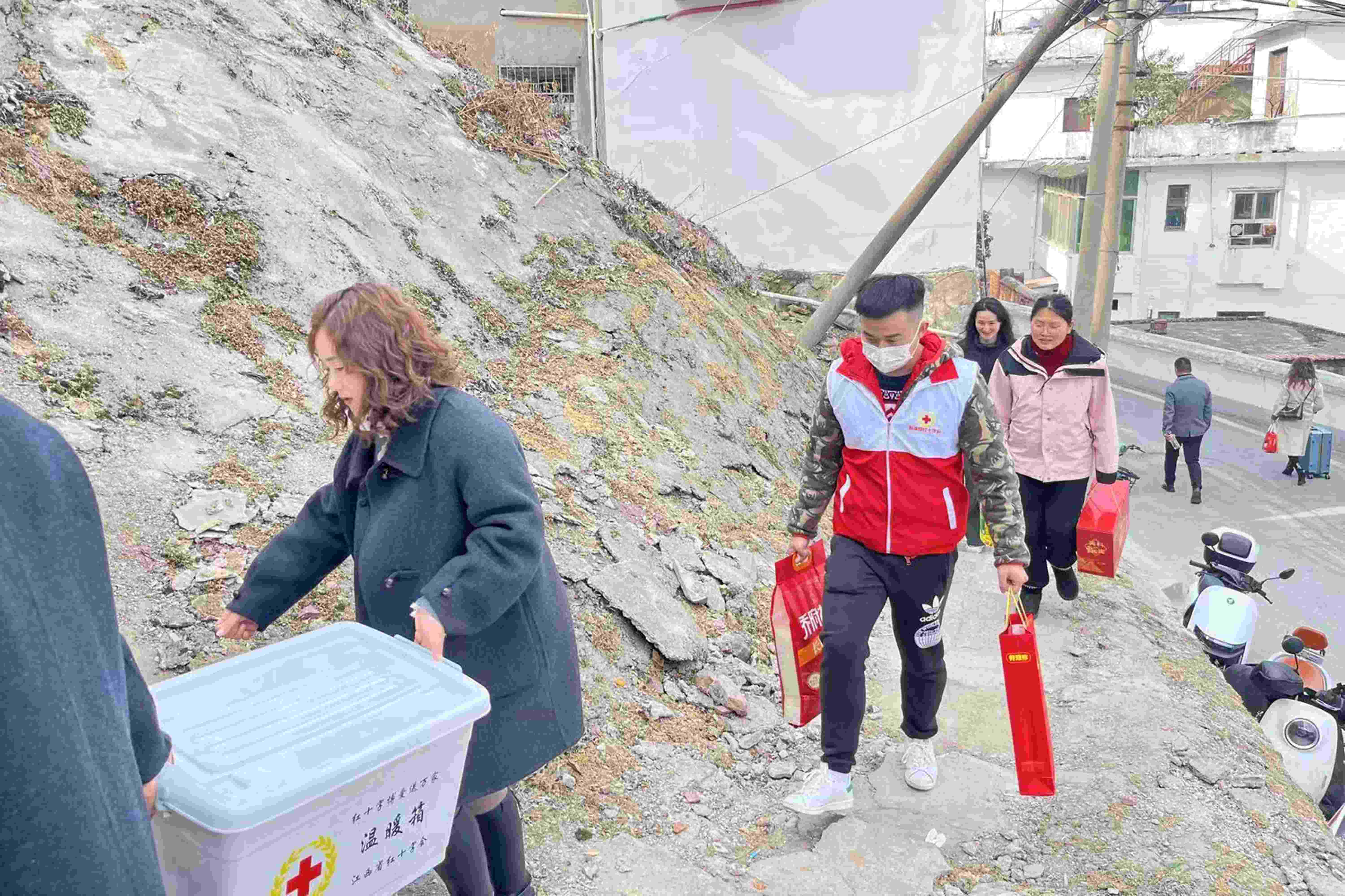 江西72779太阳集团医疗为彭泽县60户贫困户送温暖